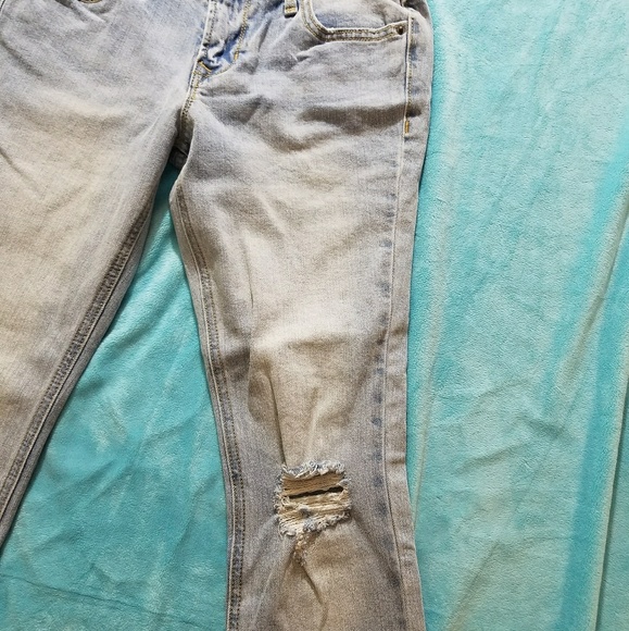 ❇️Distressed lightwash denim❇️ - Picture 4 of 4